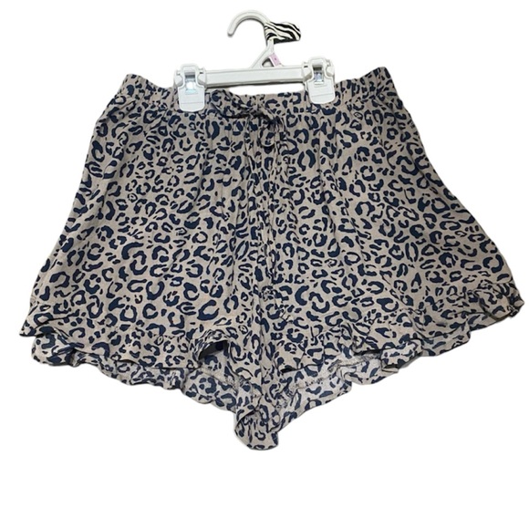 American Eagle Outfitters Pants - EUC! American Eagle Flowy cheetah shorts